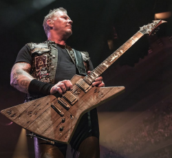 Ο James Hetfield φτιάχνει κιθάρα με ξύλο από το γκαράζ των πρώτων ηχογραφήσεων 