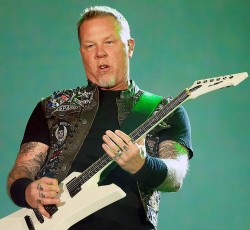 O James Hetfield διασκευάζει Ghost 