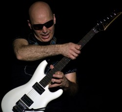 Joe Satriani: «Χαμογελάω με κριτικές τύπου Ritchie Blackmore» 