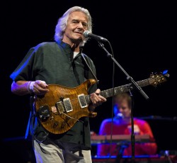 John McLaughlin: «Ο Frank Zappa ήταν εξαιρετικός μουσικός αλλά και ένας τρελός δικτάτορας» 