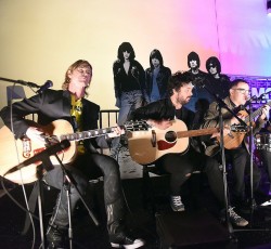 Ο Billie Joe Armstrong, ο Duff McKagan και ο Steve Jones σε tribute για τον Johnny Ramone