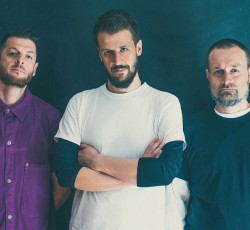 Πρώτη μετάδοση: Ολόκληρος ο νέος δίσκος των Kevlar Bikini 