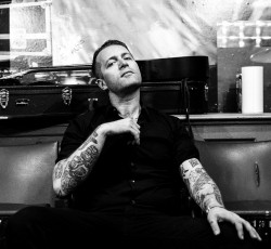 Ο King Dude διασκευάζει Abba 