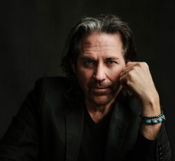 Ο Kip Winger έρχεται «ακουστικά» στην Αθήνα 