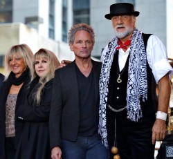 Ο Lindsey Buckingham μηνύει τους Fleetwood Mac 