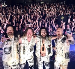 Σεξ στην πρώτη σειρά σε συναυλία των Machine Head!