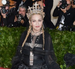 Η Madonna διασκευάζει Leonard Cohen! 