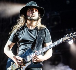 Πρώτο single από τους Daron Malakian And Scars On Broadway 
