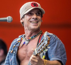 Εμφάνιση-έκπληξη του Manu Chao στον ελεύθερο κοινωνικό χώρο, Micropolis 