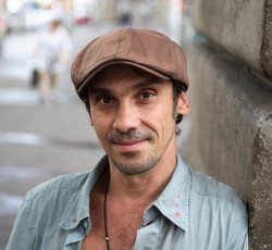 O Manu Chao στο πλευρό των μουσικών του δρόμου της Θεσσαλονίκης 