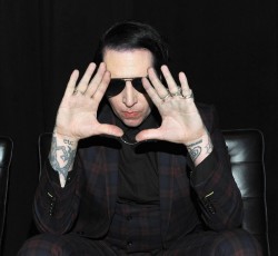 O Marilyn Manson διασκευάζει το μουσικό θέμα των "Lost Boys", "Cry Little Sister" 