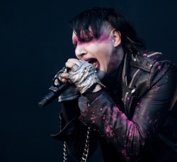 Ο Marilyn Manson αναγκάζει fan να βγάλει το t-shirt των Avenged Sevenfold (video) 