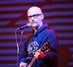 O Moby στην σκηνή των Rise Against