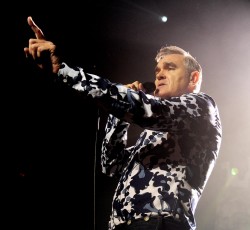 Χάος στη σκηνή του Morrissey (video) 