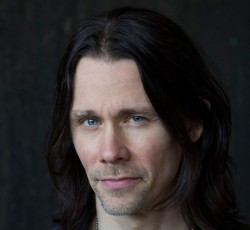 Myles Kennedy: «Άφησε τον εαυτό σου και πάρε στα σοβαρά τη δουλειά σου» 