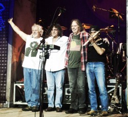 Ο Neil Young ξανασυναντά τους Crazy Horse (video) 