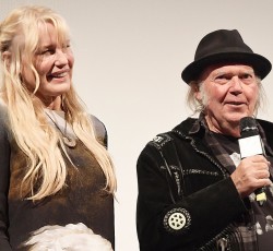 Ο Neil Young παντρεύτηκε την ηθοποιό Daryl Hannah 