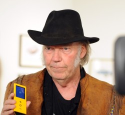 Neil Young: «Οι δισκογραφικές σκότωσαν την υψηλή ποιότητα ήχου» 