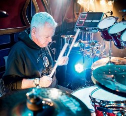 Σκύλος επιτίθεται στην… μύτη του ντράμερ των Saxon 