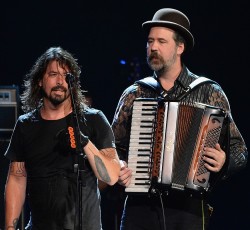Οι Nirvana σε reunion live εμφάνιση με την Joan Jett στα φωνητικά (video)
