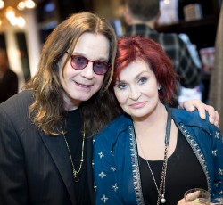 Η Sharon Osbourne ετοιμάζει ταινία για τα πρώτα της χρόνια με τον Ozzy