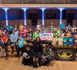 Σχολιαρόπαιδα διασκευάζουν το "Crazy Train" μπροστά σε έναν έκπληκτο Ozzy Osbourne 