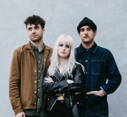 Οι Paramore επιστρέφουν στα '80s 