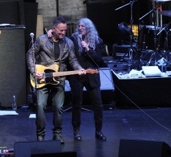H Patti Smith συναντά στη σκηνή τους Bruce Springsteen και Michael Stipe 