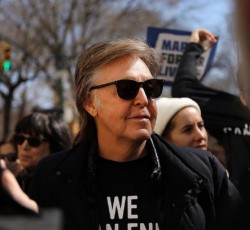 Ο Paul McCartney -ξανά-διασχίζει την διάβαση πεζών του Abbey Road