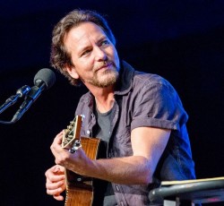 Οι Pearl Jam και ο Jack White διασκευάζουν Neil Young 