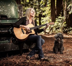 «Έφυγε» από τον κόσμο η Pegi Young, μουσικός και πρώην γυναίκα του Neil Young  