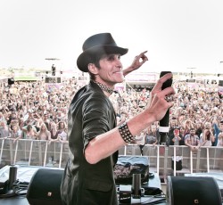 Ο Perry Farrell των Jane’s Addiction στη σκηνή των Pearl Jam 