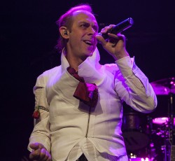 Διεκόπη η συναυλία των Bauhaus στην Στοκχόλμη. O Peter Murphy πετούσε μπουκάλια στο κοινό… 