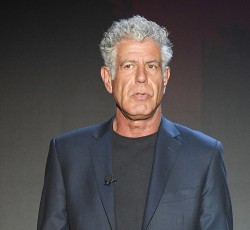 Οι Queens Οf Τhe Stone Age αφιερώνουν στον Anthony Bourdain 