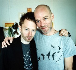 O Thom Yorke τραγουδάει με τους R.E.M.