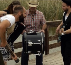 Ακούστε ολόκληρο το νέο δίσκο του Remi & The Road