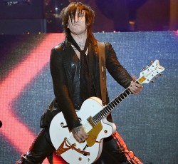 Richard Fortus: «Πιο γρήγορα απ' ό,τι νομίζετε ο νέος δίσκος των Guns N' Roses»