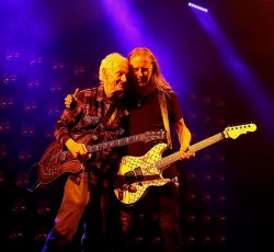 Ο κιθαρίστας των Doors, Robby Krieger στην σκηνή των Alice In Chains  