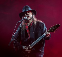 Ο Daron Malakian επαναδραστηριοποιεί τους Scars On Broadway