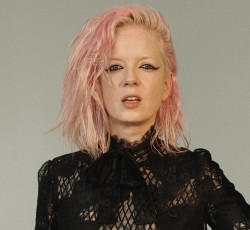 Shirley Manson: «Εκτός από εξαιρετική τραγουδοποιός, πρέπει να είσαι όμορφη και ...διαθέσιμη»  