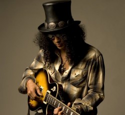 Slash: «Αρχικά ήμουν σκεπτικός με την συμμετοχή του Axl στους AC/DC…» 