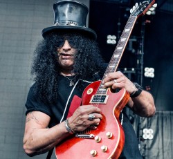 Slash: «Το καπέλο και τα μαλλιά κρύβουν την ντροπαλότητά μου» 