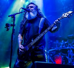 Απαρηγόρητο κοριτσάκι κλαίει γιατί δεν μπορεί να δει τους Slayer 