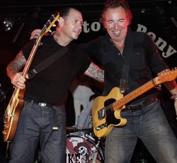 Οι Social Distortion τζαμάρουν με το «αφεντικό»…