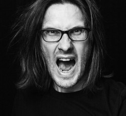 «Τα mainstream μέσα με εμποδίζουν να προσεγγίσω μεγαλύτερα ακροατήρια» 