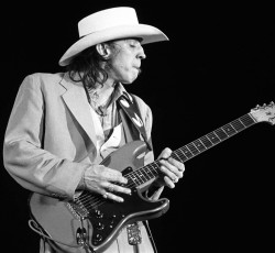 Ένα αφιέρωμα στον Stevie Ray Vaughan από 45 μουσικούς (videos)