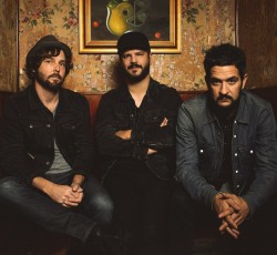 "The Movie Song": Ακούστε το νοσταλγικό, νέο τραγούδι των The Record Company