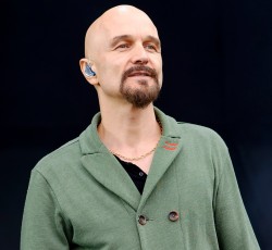 Tim Booth: «Παραλίγο να παίξω μπουνιές με τον Nick Cave…»