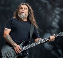 Fan επιστρέφει κολυμπώντας σε συναυλία των Slayer 