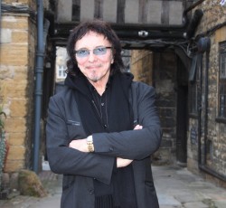 Ο Tony Iommi εγκαινιάζει μονάδα φροντίδας καρκινοπαθών